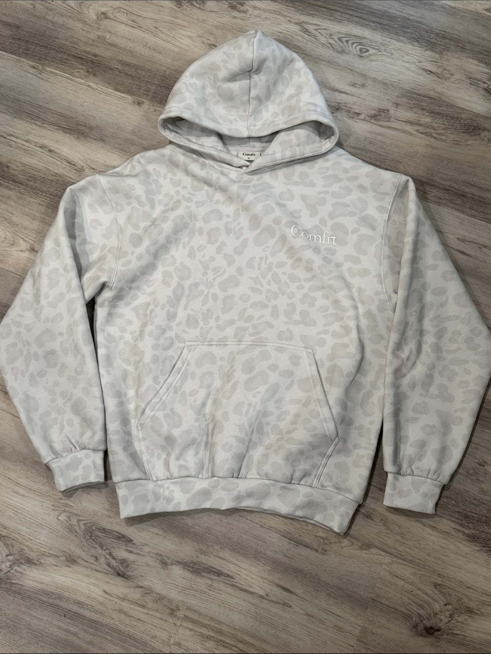 Comfrt Women’s Hoodie Sweatshirt in Light Gray snow Leopard size medium